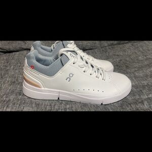 New in box On Cloud The Roger Advantage women’s size 9.5